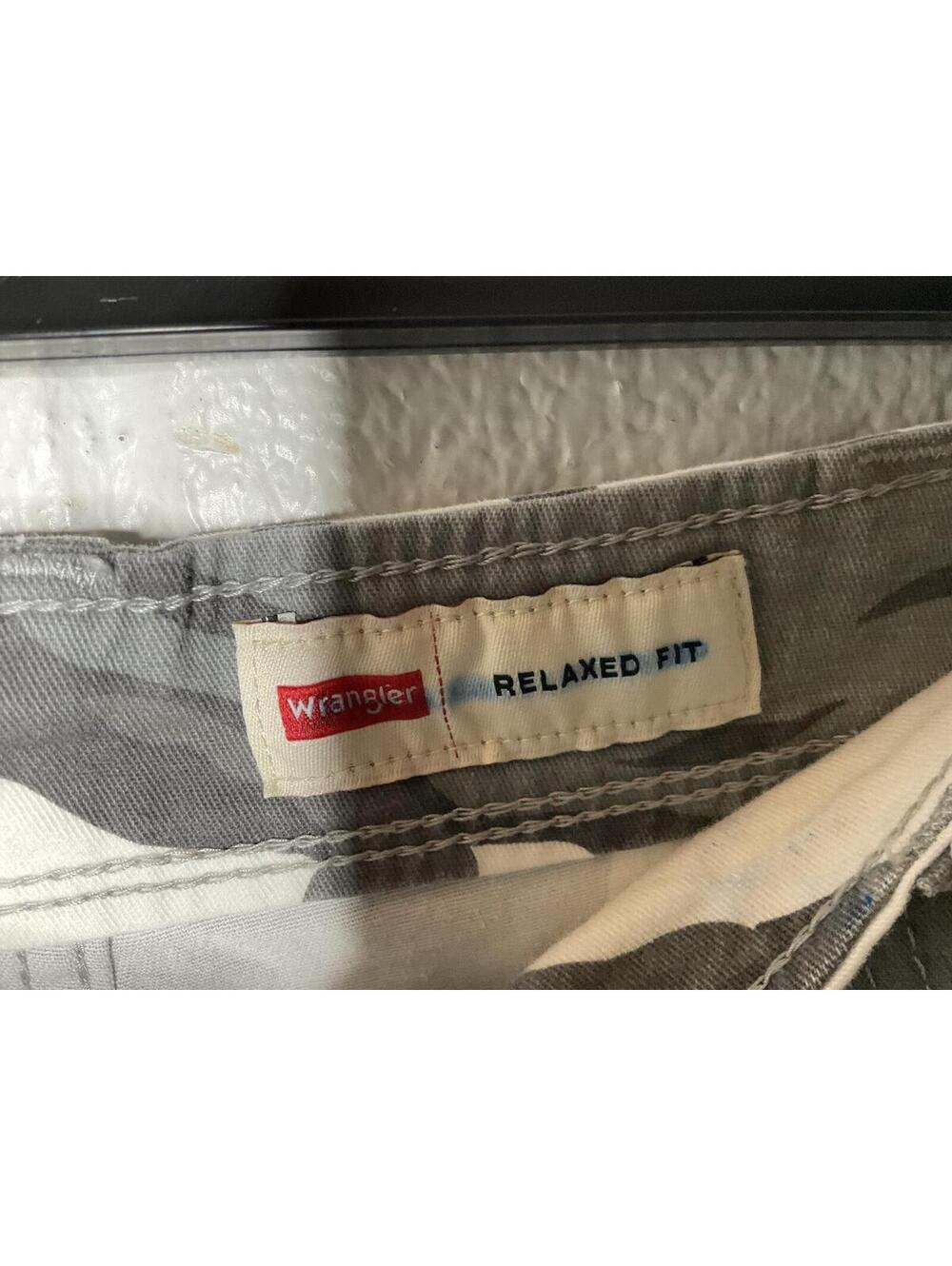 < NWT Wrangler Twill Camouflage Cargo Shorts Relaxed Fit Size 36” > - Picture 2 of 4